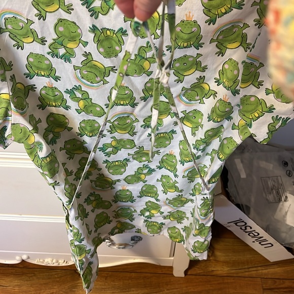 Frog scrub top! - Picture 8 of 8